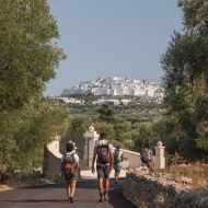 escursionisti verso ostuni